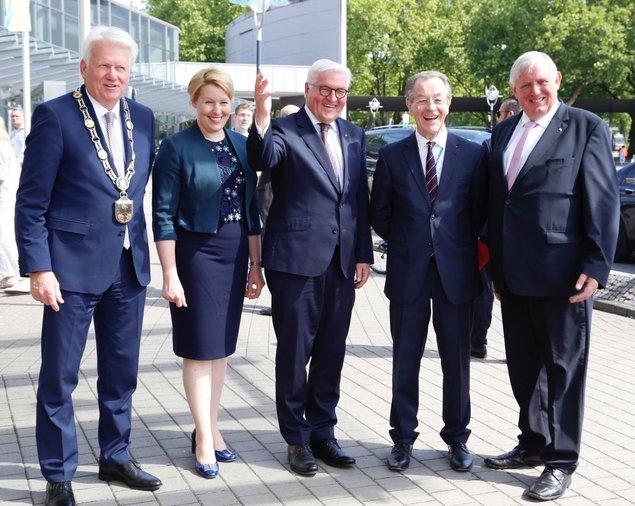 A group picture of the Mayor of Dortmund, Ullrich Sierau; the Federal Minister for Family Affairs, Senior Citizens, Women and Youth, Franziska Giffey; the Federal President, Frank-Walter Steinmeier; the chairman of BAGSO, Franz Müntefering; and the Minister of Social Affairs of North Rhine-Westphalia, Karl-Josef Laumann.