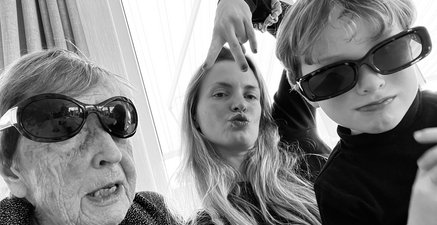 Drei Generationen Uroma (90) Urenkel (4,5) und Enkelin(30) haben Spaß beim Selfie machen posen und tragen Sonnenbri