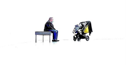 Ein älterer Mann, der auf einem Hocker sitzt und auf einen Kinderwagen aufpasst