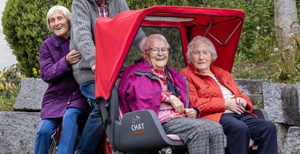 Gruppe von drei Senioreninnen und einem Senior auf einer Rikscha