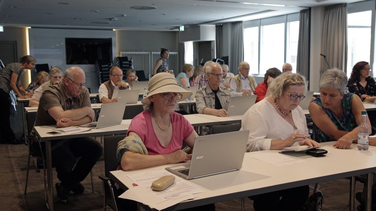 Seniorinnen und Senioren vorm Laptop