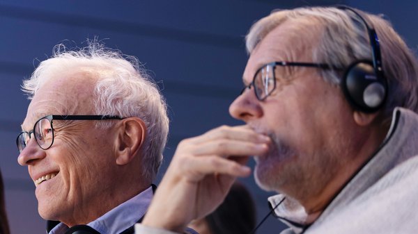 ©BAGSO_Lys Zwei Männer und eine Frau im Zuschauerraum. Ein Mann im vorderen Bereich des Fotos hat Kopfhörer an.