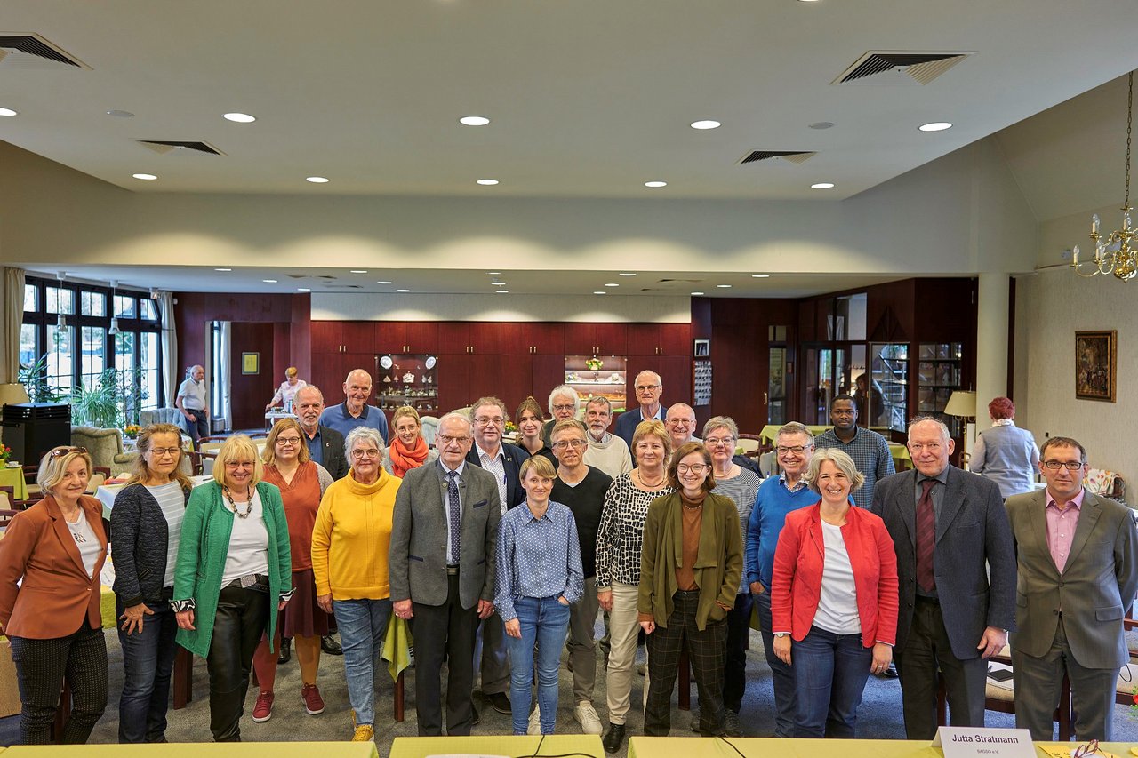 Gruppenfoto mit allen Teilnehmerinnen und Teilnehmern