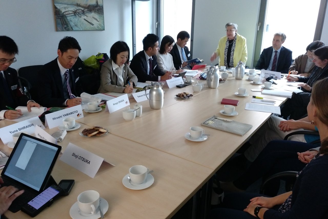 2017 ist die japanische_Delegation_zu_Besuch in der BAGSO: Man sitzt um einen großen Besprechungstisch