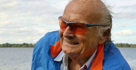 Sportlicher und gut gelaunter Endachziger in blau und orange am Schleiufer.