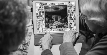 Verschieden Menschen hohen Alters spielen an einem Tablet