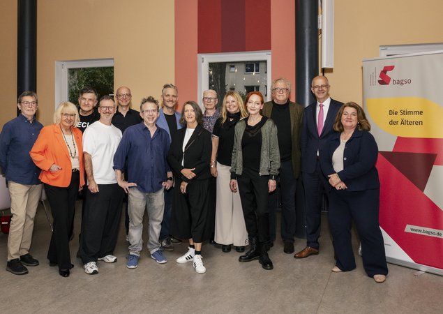 Ein Gruppenbild mit Männern und Frauen, neben Ihnen steht ein Roll Up der BAGSO. Klick öffnet eine vergrößerte Ansicht.