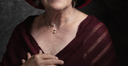 Was für ein Theater Fotoportrait einer Seniorin vor gemäldeartigem Hintergrund