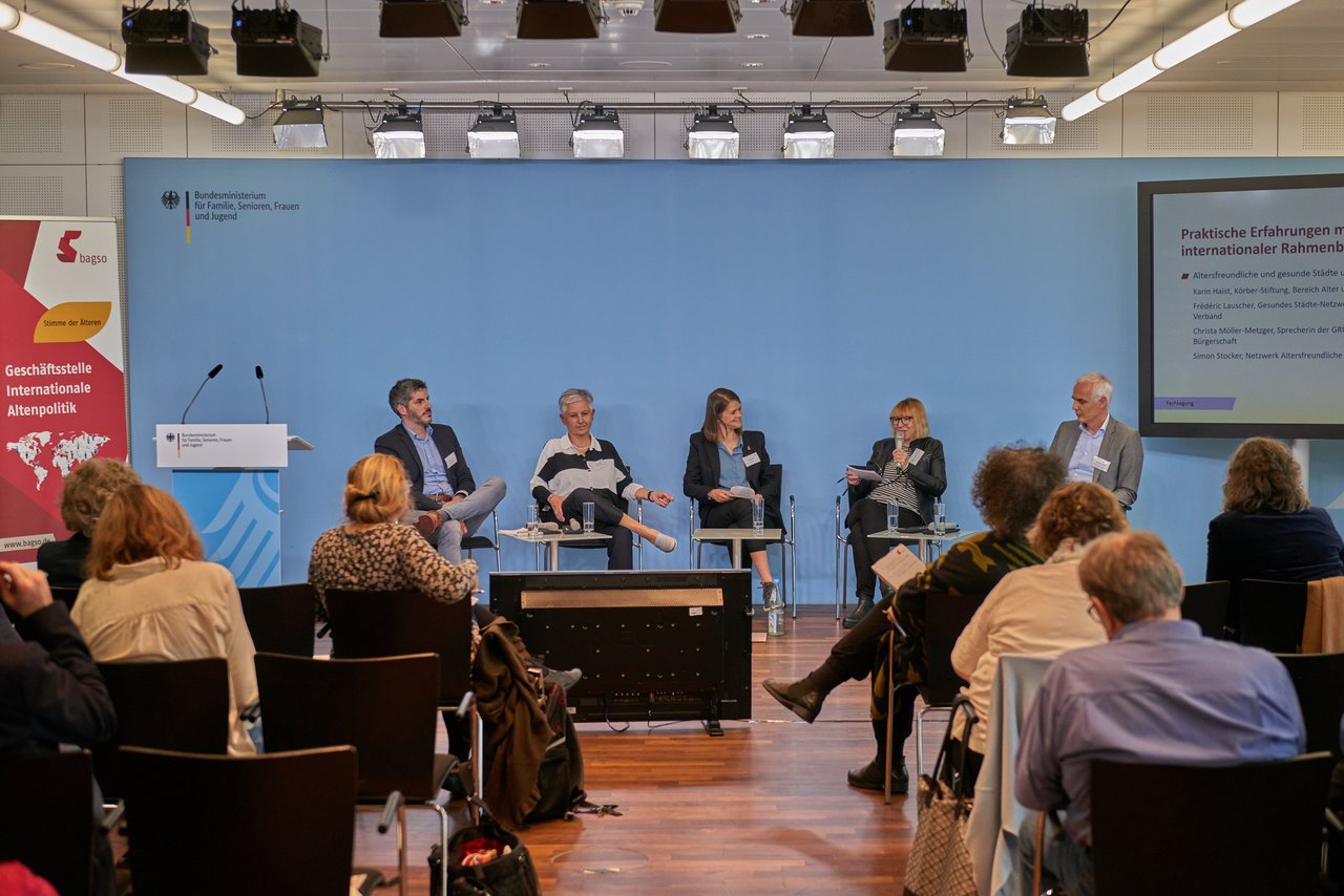 Eine Diskussionrunde auf dem Podium