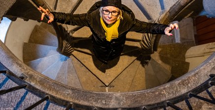 Eine Seniorin im Treppenhaus