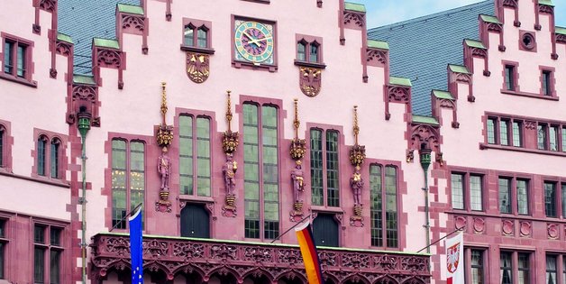 Marktplatz mit historischem Gebäude