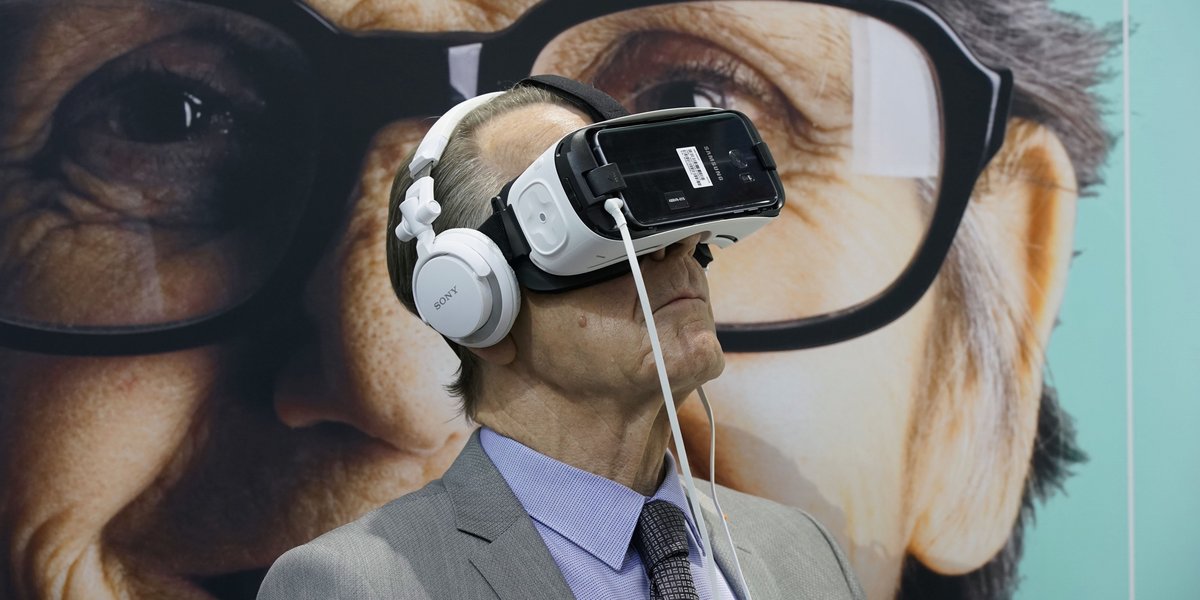 Franz Müntefering mit VR-Brille