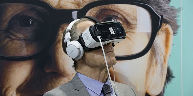 Franz Müntefering mit VR-Brille
