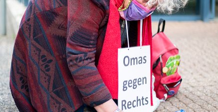 Aktivistin Walli Forner, die der Gruppierung  "Omas gegen Rechts" angehört, poliert Stolpersteine in Kall.