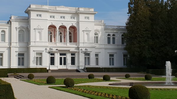 Villa Hammerschmidt: Große weiße Villa im spätklassizistischen Bau aus dem 19. Jahrhundert.