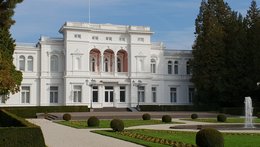 Villa Hammerschmidt: Große weiße Villa im spätklassizistischen Bau aus dem 19. Jahrhundert.