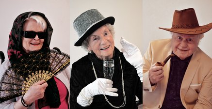 Collage aus drei Fotos von zwei älteren Frauen und einem älteren Mann in auffälligen Kostümen.