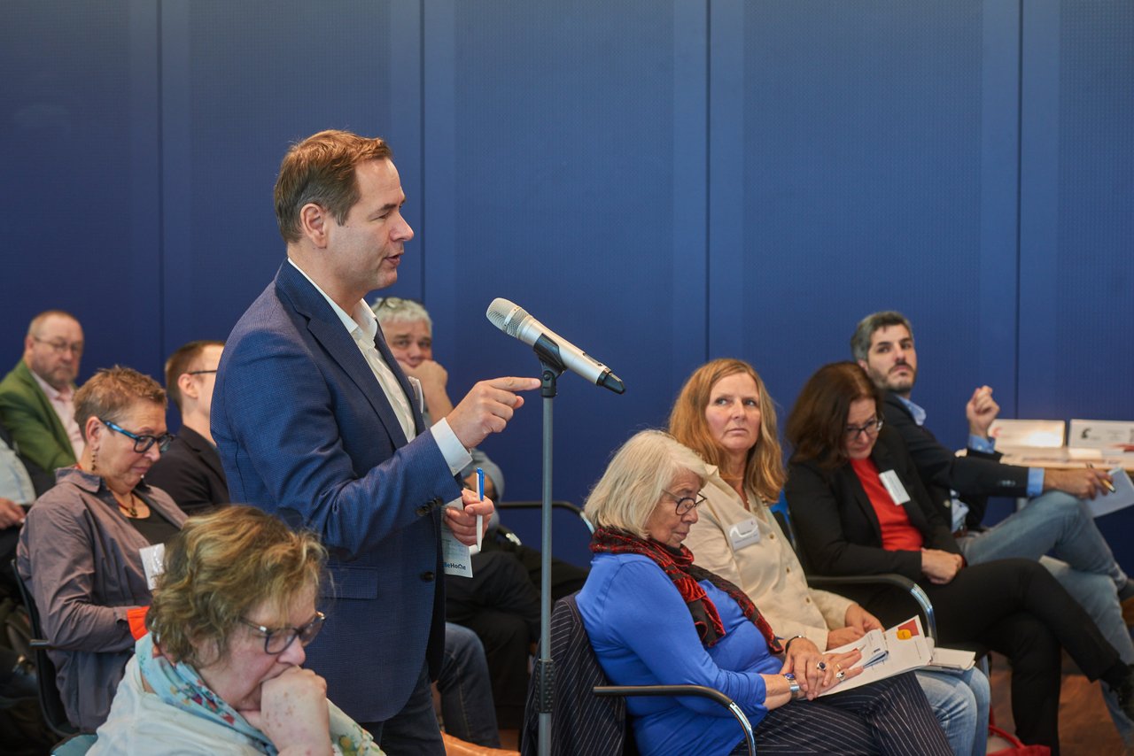 Mann mittleren Alters beteiligt sich an der Diskussion