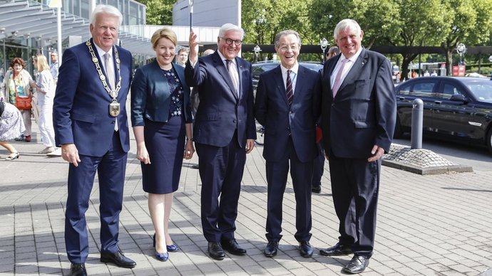 Bundespräsident Steinmeier mit anderen Vips auf dem Deutschen Seniorentag