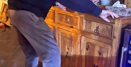 91-jähriger auf dem Balancierbrett der Urenkel. Für den ersten Versuch findet er Halt am Küchenbuffet.