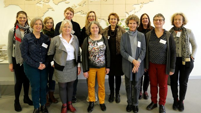 Gruppenbild der Teilnehmerinnen und Teilnehmer des Workshops "Aufsuchende Seniorenarbeit in Frankreich und Deutschland "