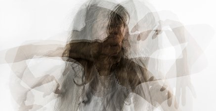 Auf dem Bild ist eine 80-jährige Frau tanzend zu sehen. Das Bild wirkt unscharf, da es aus 9 Belichtungen besteht. 