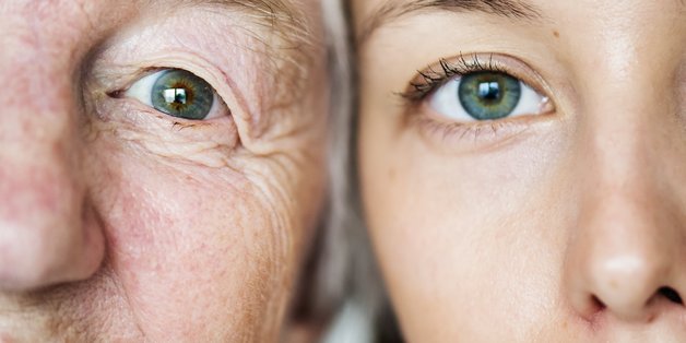 Ausschnitt von zwei Gesichtshälften: Ein älterer Mann und eine junge Frau.