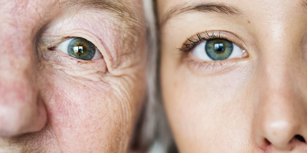 Ausschnitt von zwei Gesichtshälften: Ein älterer Mann und eine junge Frau.