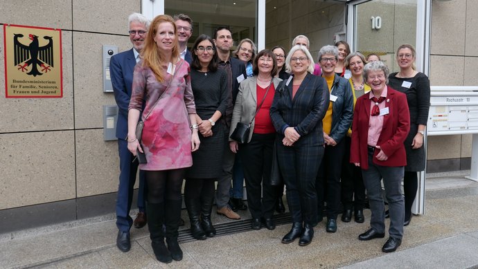 Gruppenfoto der Workshopteilnehmenden vor dem Eingang des Bundesministeriums für Familie, Senioren, Frauen und Jugend 