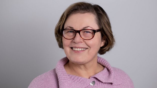 Portrait Barbara Kahler. Frau mit Brille. Sie trägt eine rosafarbenenn Pullover.
