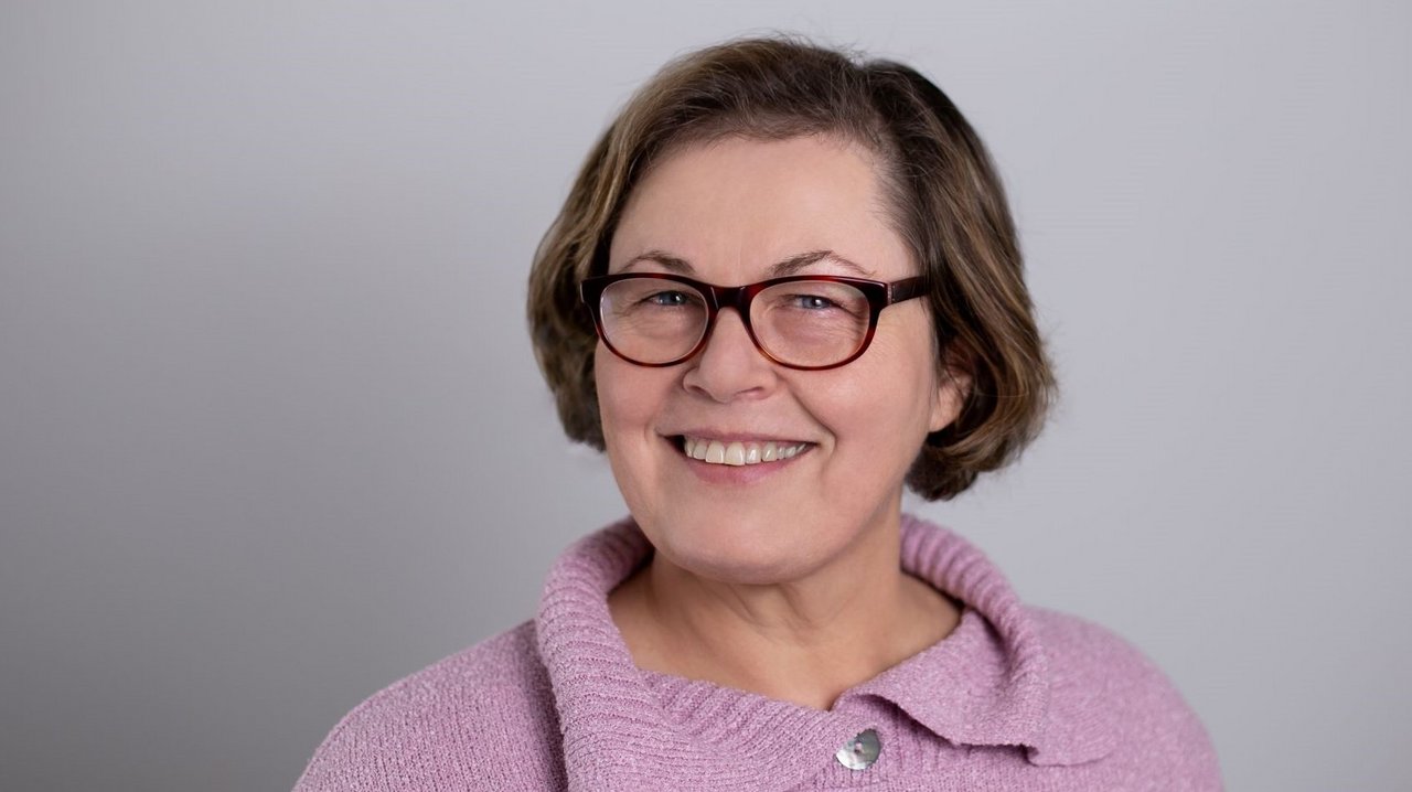 ©Carolin Weinkopf Portrait Barbara Kahler. Frau mit Brille. Sie trägt eine rosafarbenenn Pullover.