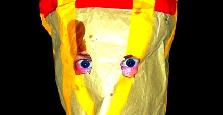 Eine fettige Mc Donald Papiertüte über den Kopf gezogen, als Maske mit zwei Augenlöchern.