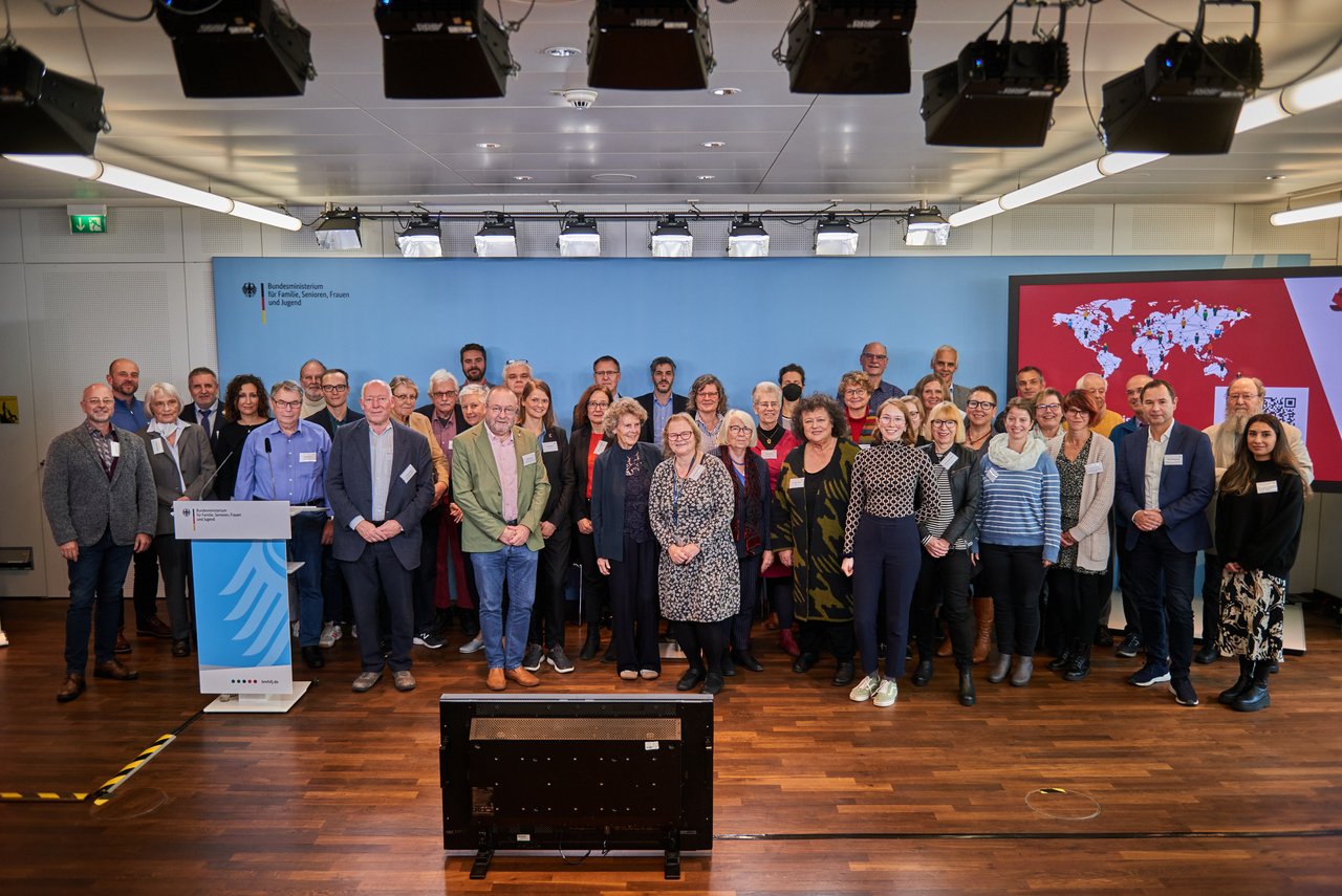 Gruppenfoto von Tagungsteilnehmenden