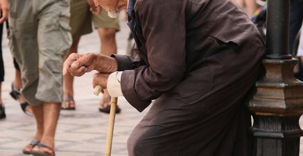 Ein alter bettelnder Mann in Marrakesch