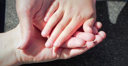 Frauenhände von drei Generationen