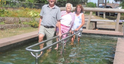 Mein Mann, meine Mutter 86 Jahre (Mitte), meine Cousine stehen an einem heißen Sommertag im Kneipbecken zur Abkühlu