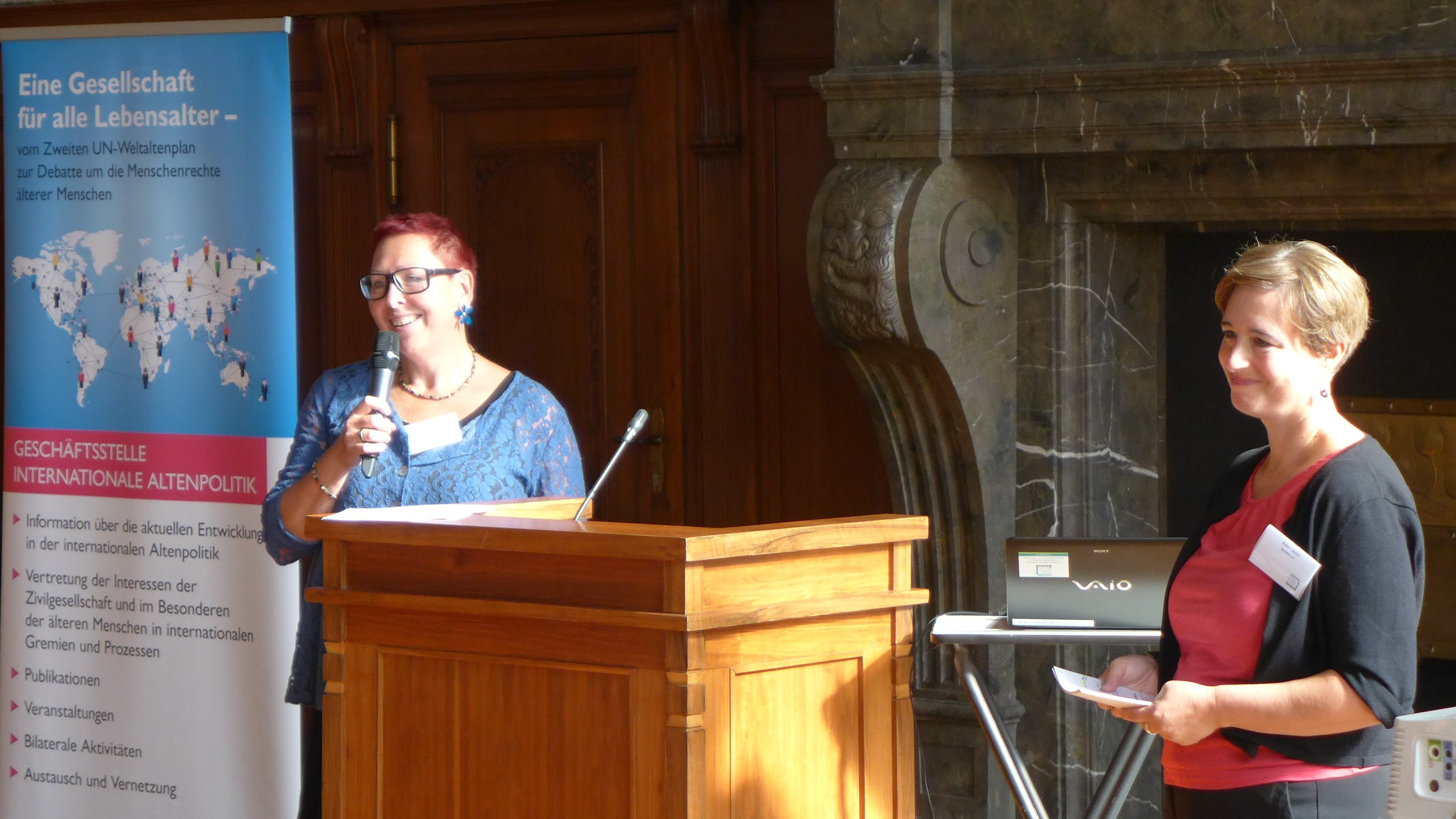 © BAGSO/Wittig Kerstin Motzer, die Beauftragte für Senioren der Stadt Leipzig begrüßt die Teilnehmenden. Neben ihr steht die Moderatorin Silke Leicht von der BAGSO