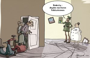 Karikatur: Zwei alte Männer verstecken sich hinter einer Tür, neben sich zweit elektrische Rollstühle. In der anderen Tür stehen ein Polizist und eine resolut aussehende Pflegerin. Der Polizist sagt: "Eindeutig - illegales nächtliches Rollstuhlrennen." 