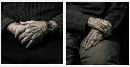 Übereinander gelegte Hände. Ein glänzender Ring ist zu sehen und die Konturen der Haut.