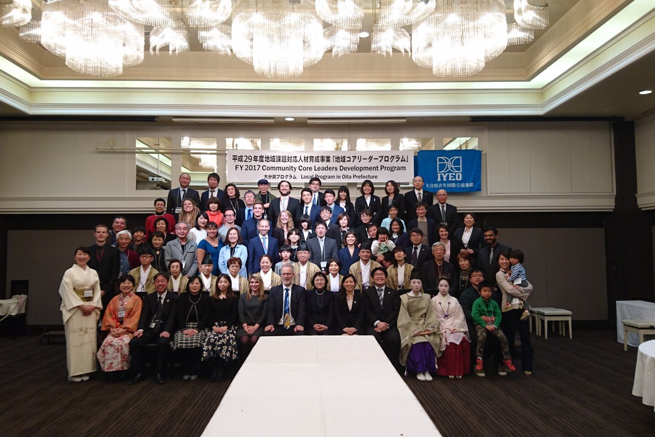 Gruppenfoto in Japan: Empfang der Gastfamilien mit ihren deutschen Gästen
