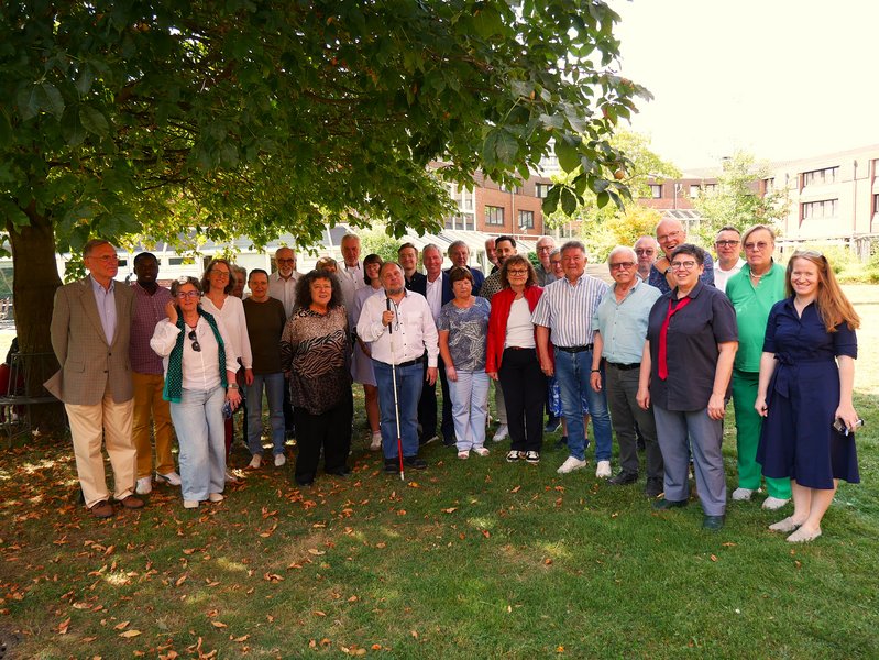 Gruppenfoto der BAGSO-Fachkommission Digitalisierung: Ungefähr 25 Personen, die unter einem Baum stehen.