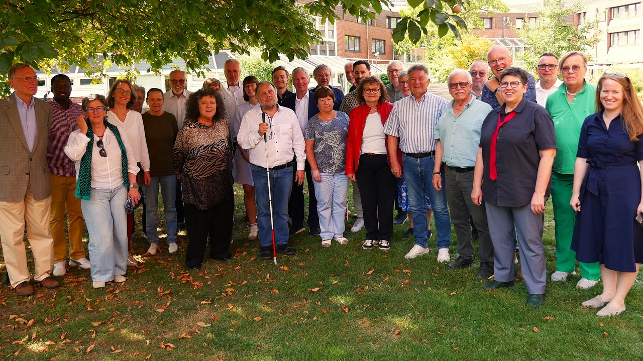 Gruppenfoto der BAGSO-Fachkommission Digitalisierung: Ungefähr 25 Personen, die unter einem Baum stehen.