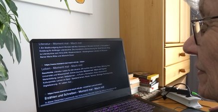 Ältere Frau vor dem PC-Bildschirm