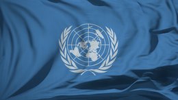 Eine blaue Flagge mit dem Logo der Vereinten Nationen