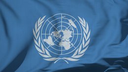Eine blaue Flagge mit dem Logo der Vereinten Nationen