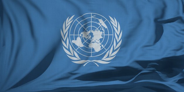 Eine blaue Flagge mit dem Logo der Vereinten Nationen