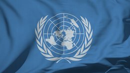Eine blaue Flagge mit dem Logo der Vereinten Nationen