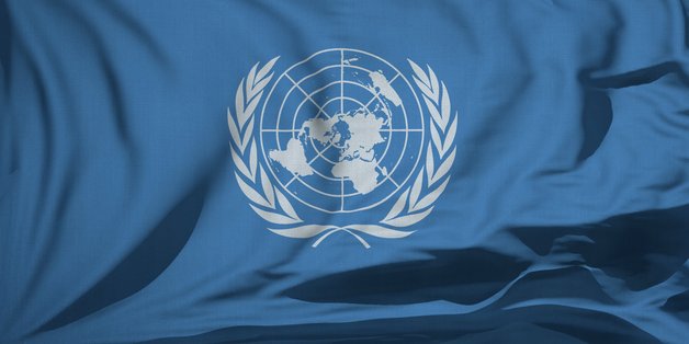 Eine blaue Flagge mit dem Logo der Vereinten Nationen