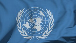 Eine blaue Flagge mit dem Logo der Vereinten Nationen