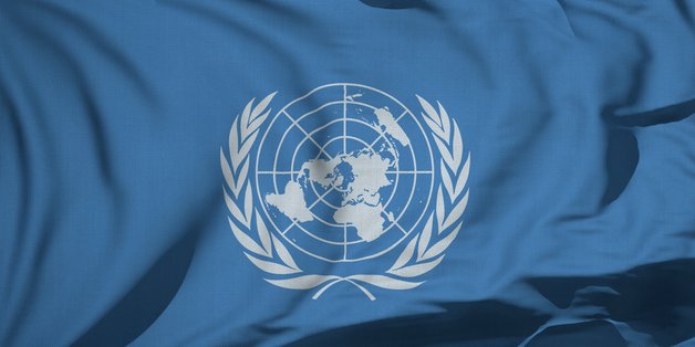 Eine blaue Flagge mit dem Logo der Vereinten Nationen